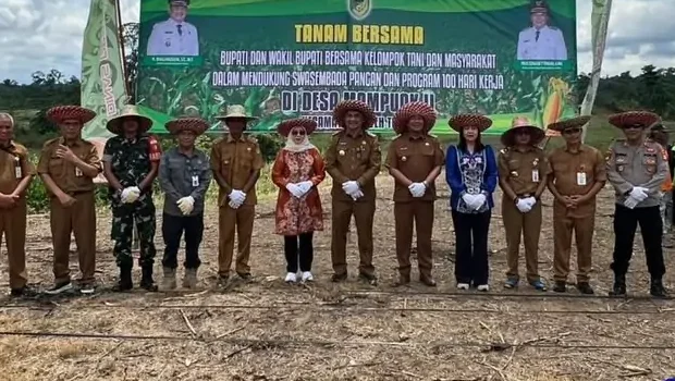 Bupati Barito Utara Tanam Jagung Hibrida Di Desa Mampuak, Dorong Produktivitas Pertanian Daerahm (2)