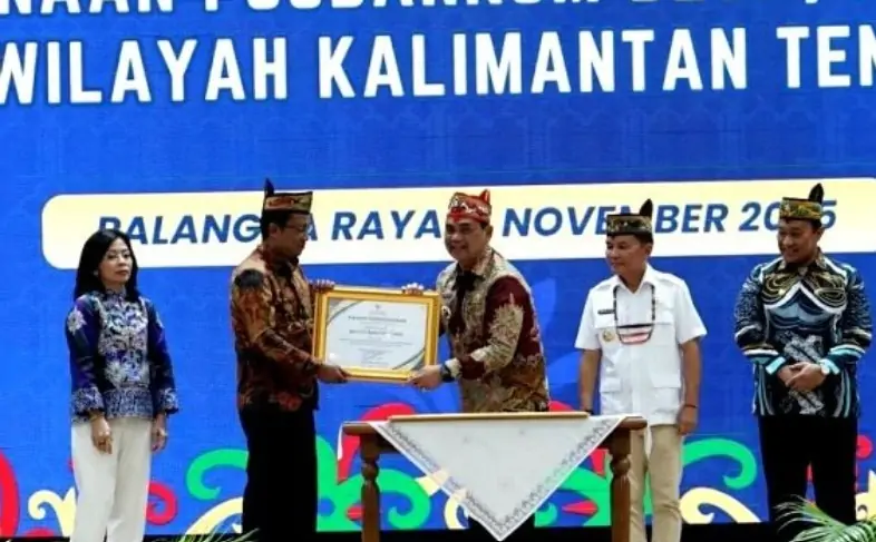 Bupati Dapat Penghargaan
