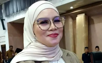 2002 Hj Sri Neni Trianawati