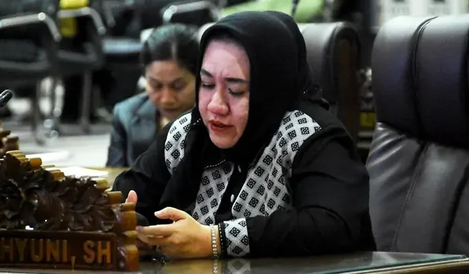 2401 Rosi Wahyuni